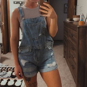 Shorts overalls.